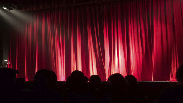 &Epsilon;&iota;&sigma;&iota;&tau;ή&rho;&iota;&alpha; &gamma;&iota;&alpha; &theta;έ&alpha;&tau;&rho;&omicron; &sigma;&tau;&eta;&nu; &Epsilon;&lambda;&lambda;ά&delta;&alpha;!